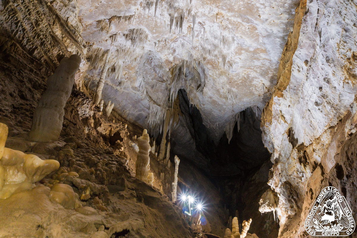 Salone con stalatti e stalagmiti all'interno della grotta Fata Morgana nel Monte Fenera