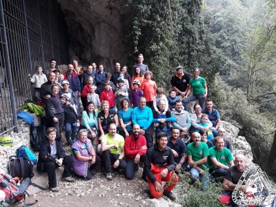 Partecipanti alla giornata della speleologia davanti all&#039;ingresso della grotta della Ciota Ciara sul Monte Fenera