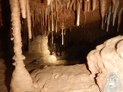 Monte Fenera Grotta delle Arenarie, Concrezioni con speleologo
