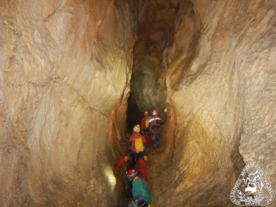 Speleologi che affrontano una parte di uno spettacolare canyon nelle viscere del Monte Corchia